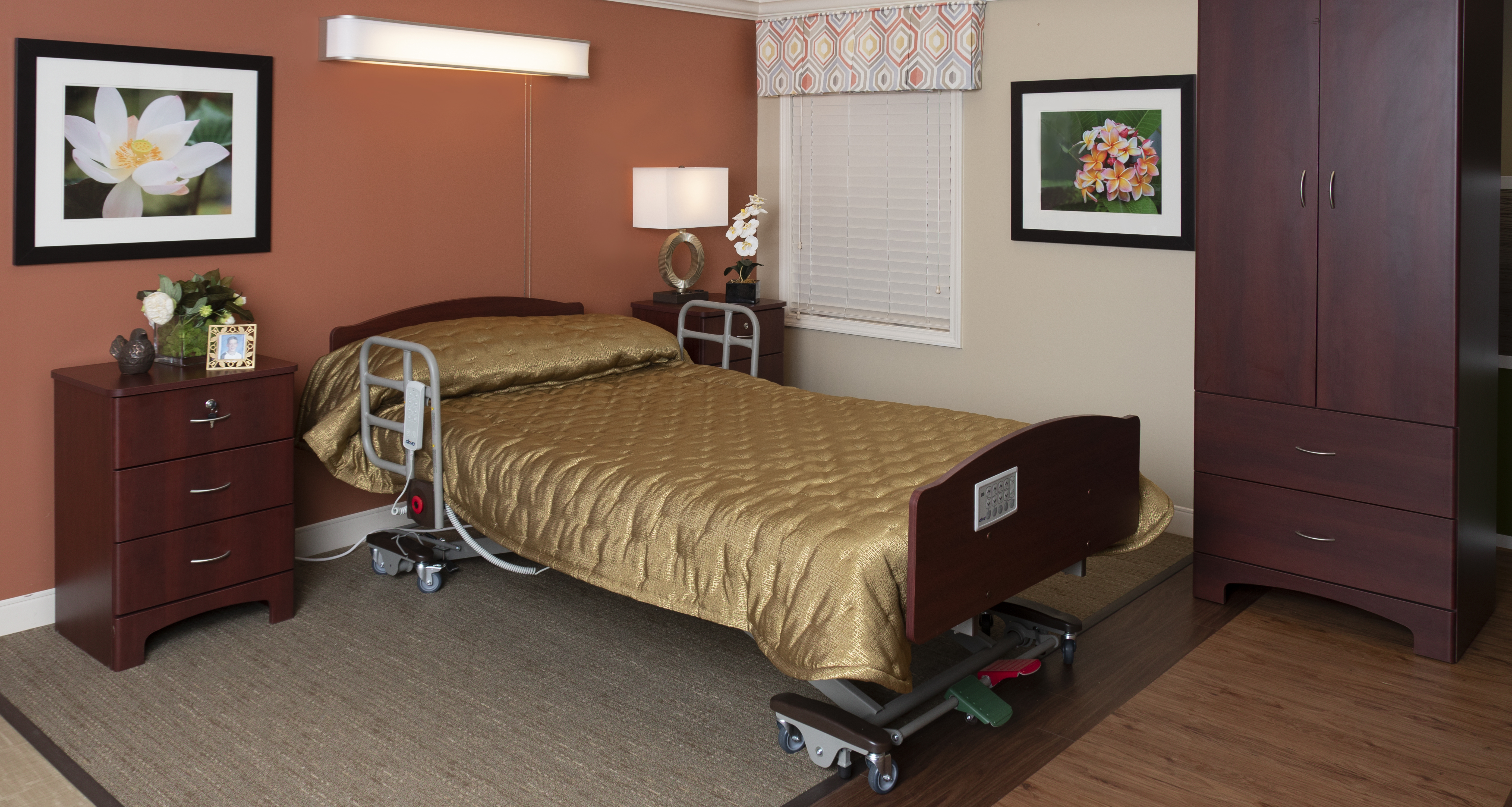 Long Term Care Fully Adjustable Trendelenburg Low Bed